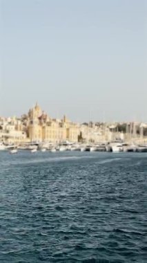 Majestic City, güzel körfez manzaralı eski kasaba, mimari ve yatlar dikey video, bulanık manzara, alanın derinliği, Malta, Valletta.