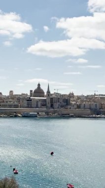 Malta, Valletta - 22 Mart 2025: Archipelago, Güney Avrupa, eski kasaba ve körfez manzarası, mimari ve yat limanı, video manzarası, deniz manzarası, Malta, Valletta.