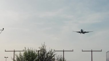 Varşova, Polonya - 18 Nisan 2025: Bulut manzarası, gökyüzünde uçan yolcu uçağı, yolcu taşıma şirketi, havaalanı iletişimi.