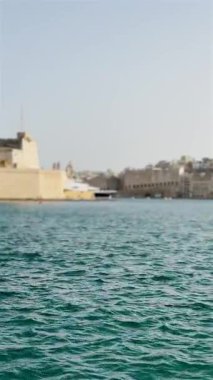 Güney Avrupa, eski kent, mimarlık ve yat limanı, dikey video manzarası, körfez manzarası yakınlarındaki büyük yatın görüntüsünü bulanıklaştırdı.