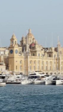 Lensler bulanık arka plan, Archipelago, Güney Avrupa, eski kasaba ve körfez manzarası, mimari ve yat limanı, video manzarası, deniz manzarası, Malta, Valletta.