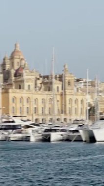 Bulanık arka plan, Archipelago, Güney Avrupa, eski kasaba ve körfez manzarası, mimari ve yat limanı, video manzarası, deniz manzarası, Malta, Valletta.
