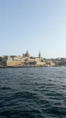 Bulanık deniz manzarası, Archipelago, Güney Avrupa, eski kasaba ve körfez manzarası, mimari ve yat limanı, video manzarası, Malta, Valletta.