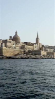 Lensler bulanık arka plan, Archipelago, Güney Avrupa, eski kasaba ve körfez manzarası, mimari ve yat limanı, video manzarası, deniz manzarası, Malta, Valletta.