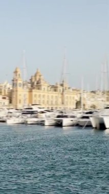 Güzel lens bulanık arkaplan, takımada, eski kasaba ve körfez manzarası, mimari ve yat portu, video manzarası, deniz manzarası, Malta, Valletta.