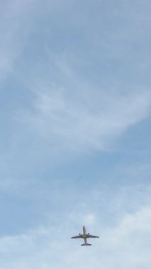 Varşova, Polonya - 18 Nisan 2025: Ağır çekim, Bulutlar, gökyüzünde uçan yolcu uçağı, yolcu taşıma işi, havaalanı iletişimi.