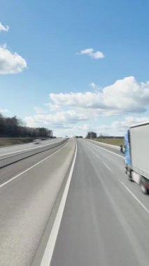 Varşova, Polonya - 25 Nisan 2025: Hız videosu, Ulaşım lojistiği, otoyolun otomobil, araba ve kargo kamyonları trafiğinin zaman aşımı, birinci şahıs görüşü.