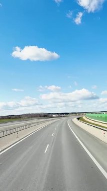 Ulaşım lojistiği, otobandan otobana bakış açısı, boş yolda yolculuk, ilk kişi bakış açısı..