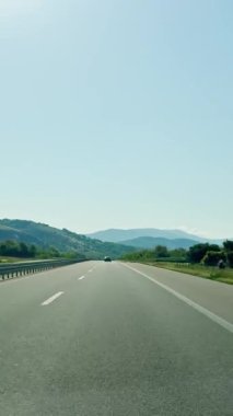 Bulgaristan - 23 Mayıs 2025: Speedway, hareket halindeki bir otobandan birinci şahıs görüntüsü, yazın erken saatlerinde doğal manzara, tepe arazisi, yolda araba yolculuğu.