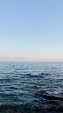 Dikey deniz manzarası, güzel deniz manzarası, su dokusunun huzur manzarası, akşam doğası arka planı..