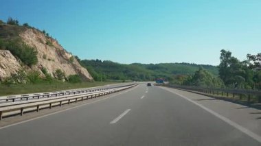 Bulgaristan - 23 Mayıs 2025: Yaz tatili, tepe arazisi, otoyolda giden bir arabadan birinci şahıs manzarası, yaz manzarası, yolda araba yolculuğu.