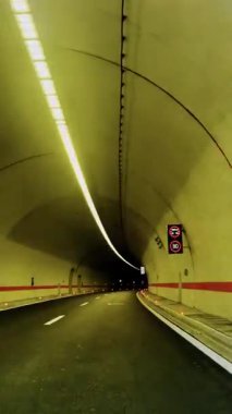 Bulgaristan - 23 Mayıs 2025: Speedway, hareket halindeki bir araçtan tünel boyunca birinci şahıs görüntüsü, yazın erken saatlerinde doğa manzarası, tepe arazisi, yolda araba yolculuğu.