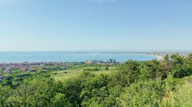 Yeşil bir limandaki tatil köyü, yaz manzarası, deniz kenarındaki eski kasaba manzarası ve yeşil tepeler..