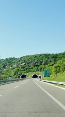 Bulgaristan - 23 Mayıs 2025: Birinci şahıs manzarası, Yeşil tepelerden geçen yaz yolu, Avrupa 'ya yolculuk, otoyoldaki hareket halindeki bir arabadan pov manzarası, doğal manzara.