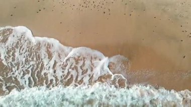 Deniz manzarası, güzel deniz manzarası ve kumlu sahil manzarası, su ve kum dokusunun huzur manzarası, doğa arka planı..