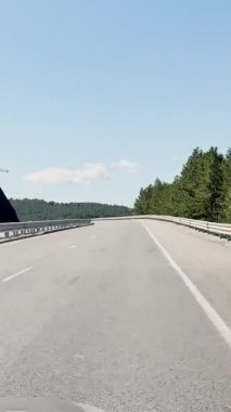 Yarış pisti, otobanda giden bir arabadan birinci şahıs manzarası, yazın erken saatlerinde doğal manzara, tepe arazisi, yolda araba yolculuğu..