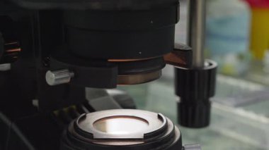 Bilim, mikrobiyolojik çalışmalar, bir hastane laboratuvarında mikroskop ile araştırma süreci, optik elemente yakın görüş, yenilikçi çalışma.
