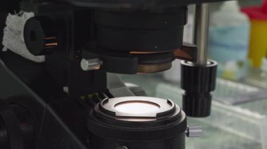 Bilim, mikrobiyolojik çalışmalar, bir hastane laboratuvarında mikroskop ile araştırma süreci, optik elemente yakın görüş, yenilikçi çalışma.