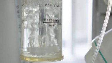 İlaç ekipmanları, regülatör görüntüsü oksijen sisteminin oksijen akış ölçer, kaynayan oksijen parçacıkları ile tunk, hastaya oksijen, modern bir hastanede ameliyathane.