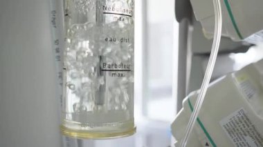 İlaç, regülatör görüntüsü oksijen sisteminin oksijen akış ölçer, kabaran oksijen parçacıkları ile dolu cam tank, hastaya oksijen, modern bir hastanede ameliyathane.