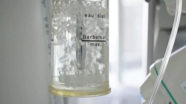 İlaç ekipmanları, regülatör görüntüsü oksijen sisteminin oksijen akış ölçer, kaynayan oksijen parçacıkları ile tunk, hastaya oksijen, modern bir hastanede ameliyathane.