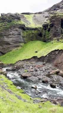 Yeşil kayalık arazi, İzlanda manzarası, İzlanda doğası ve dünya dokusunun huzur manzarası, nehir manzarası, doğa arka planı..