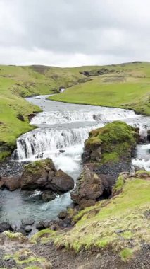 Yeşil kayalık arazi, açık hava İzlanda manzarası, İzlanda doğası ve yeryüzünün huzur manzarası dokusu, şelale ve nehir manzarası, doğa arka planı..