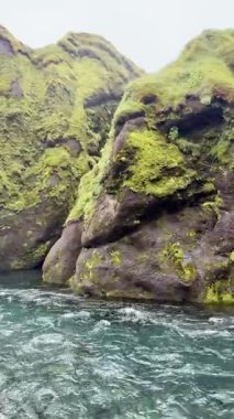 Yeşil kayalık arazi, İzlanda manzarası, İzlanda doğası ve dünya dokusunun huzur manzarası, nehir manzarası, doğa arka planı..