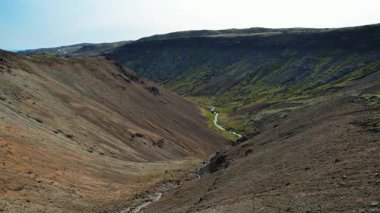 İzlanda 'da bir dağ vadisinde nehir, yükseklikten kuzey manzarası, İzlanda' nın güzel manzarası ve yeryüzü dokusunun huzur manzarası, nehir, doğa arka planı..