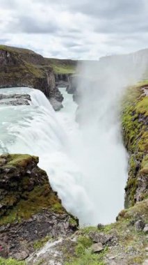 Eriyen buzul İzlanda manzarası, İzlanda 'nın güzel manzarası ve dünya dokusunun huzur manzarası, şelale manzarası, yeşil kayalık arazi arka planı..