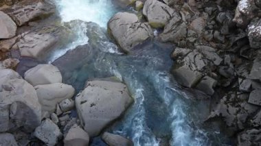 Akış, İzlanda 'nın güzel manzarası, dağ nehrinin huzur manzarası, şelale ve kayalık arazi doğa, yükseklikten manzara.