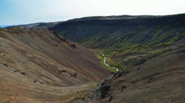 Bir dağ vadisinde nehir, İzlanda 'nın kuzey manzarası yükseklikten İzlanda' nın güzel manzarası ve yeryüzünün huzur manzarası, arka plan.