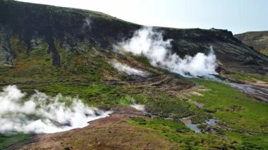 Majesteleri doğa arka planı, volkanik arazi ve kaplıcalar, yükseklikten kuzey manzarası, İzlanda 'nın güzel manzarası ve toprak dokusu ve nehir manzarası..