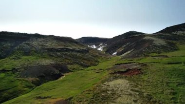 İzlanda doğa arka planı, volkanik dağ vadisi, yükseklikten kuzey manzarası, İzlanda 'nın güzel manzarası ve yeryüzünün huzur manzarası, nehir kaplıcaları..