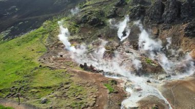 Majesteleri doğa arka planı, buhar manzarası, volkanik arazi ve kaplıcalar, yükseklikten kuzey manzarası, İzlanda 'nın güzel manzarası ve dünya dokusunun dinginliği..