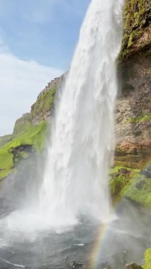 İzlanda şelalesi manzarası, İzlanda doğası ve yeryüzünün huzur manzarası dokusu, su ve gökkuşağı akışı, eriyen buzullar..