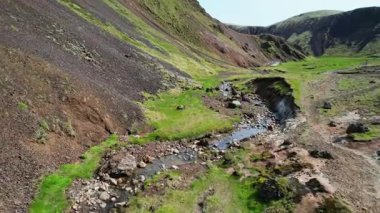 Majesteleri İzlanda arka planı, volkanik arazi ve sıcak kaynaklar, yükseklikten kuzey manzarası, İzlanda 'nın güzel manzarası ve toprak dokusu ve dağ nehri manzarası..