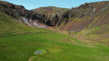 Huzurlu İzlanda kayalık arka planı, volkanik arazi ve sıcak kaynaklar, yükseklikten kuzey manzarası, İzlanda 'nın güzel manzarası ve dünya dokusunun dinginliği..
