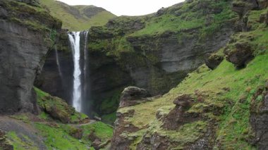 İzlanda manzarası, İzlanda doğasının güzel manzarası, dağların huzur manzarası toprak dokusu, yeşil kayalık arazi arka planı..
