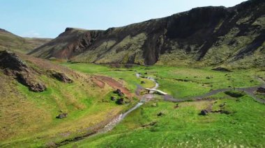 Volkanik dağ vadisi, İzlanda, kuzey manzarası yükseklikten, İzlanda 'nın güzel manzarası ve yeryüzü dokusunun, nehrin, doğa arka planının huzur manzarası..