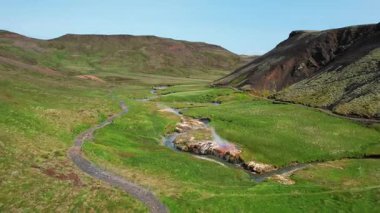Turistik yollar, ihtişamlı doğa arka plan, buhar manzarası, volkanik arazi ve kaplıcalar, yükseklikten kuzey manzarası, İzlanda 'nın güzel manzarası, toprak dokusu.