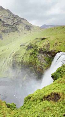 Açık hava şelalesi manzarası, İzlanda 'nın güzel manzarası, şelalenin huzur manzarası, eriyen buzullar, kayalık arazi..