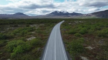 Majesteleri doğa arka planı, dağ vadisinde sonsuz yol yükseklikten, bulutlu havadan, İzlanda doğasından ve sonsuz yoldan, toprak dokusundan kuzey manzarası..