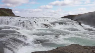 Büyük şelale manzarası, İzlanda doğa manzarası, şelalenin huzur manzarası, eriyen buzullar, su akışı, yeşil kayalık arazi..