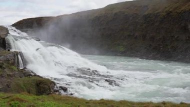 Büyük şelale manzarası, İzlanda doğa manzarası, şelalenin huzur manzarası, eriyen buzullar, su akışı, yeşil kayalık arazi..