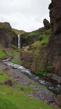 İzlanda manzarası, büyük şelale manzarası, İzlanda doğası, dinginlik şelalesi manzarası, yeşil kayalık doğa arkaplan, eriyen buzullar ve akan su..
