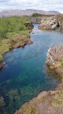 Huzurlu doğa arka planı, volkanik dağ vadisi, İzlanda, kuzey manzarası, İzlanda 'nın güzel manzarası, dağ gölü..