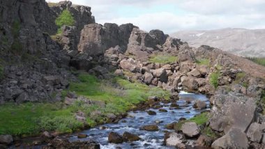 Dağ nehri, doğa arka planı, volkanik dağ vadisi, İzlanda nehir manzarası, kuzey kayalık arazi, İzlanda doğasının güzel manzarası..