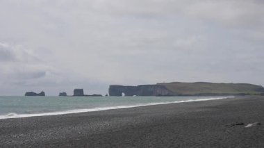 İzlanda açıkları, yükseklikten kuzey manzarası, okyanus manzarası ve görkemli uçurumlar, büyük kıyı bölgesi manzarası, toprak dokusu, koyu kum, kıyı doğa arka planı..