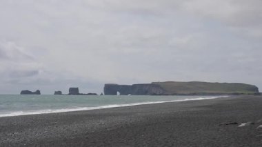 Açık hava, İzlanda kuzey manzarası yükseklikten, okyanus manzarası ve ufuktaki görkemli uçurumlar, büyük kıyı bölgesi manzarası, toprak dokusu, koyu kum, kıyı doğa arka planı.